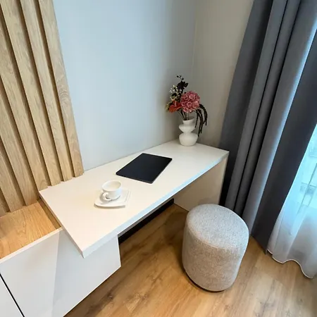 Messina Cosy Near Metro Working Desk W Wifi