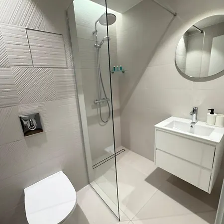 Messina Cosy Near Metro Working Desk W Wifi Apartment