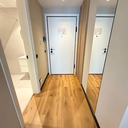 Messina Cosy Near Metro Working Desk W Wifi Apartment *